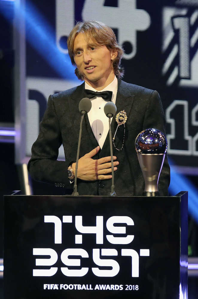 国際サッカー連盟の表彰式で男子最優秀選手に選ばれたクロアチア代表のモドリッチ（ゲッティ＝共同）