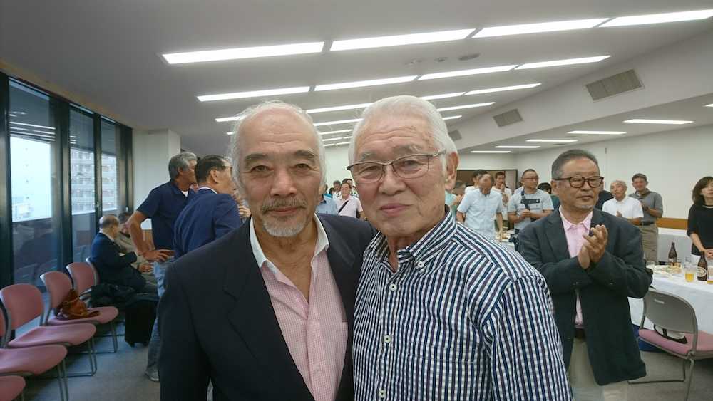 日本リーグＯＢ会に出席したメキシコ五輪銅メダリストの杉山隆一さん（右）と片山洋さん