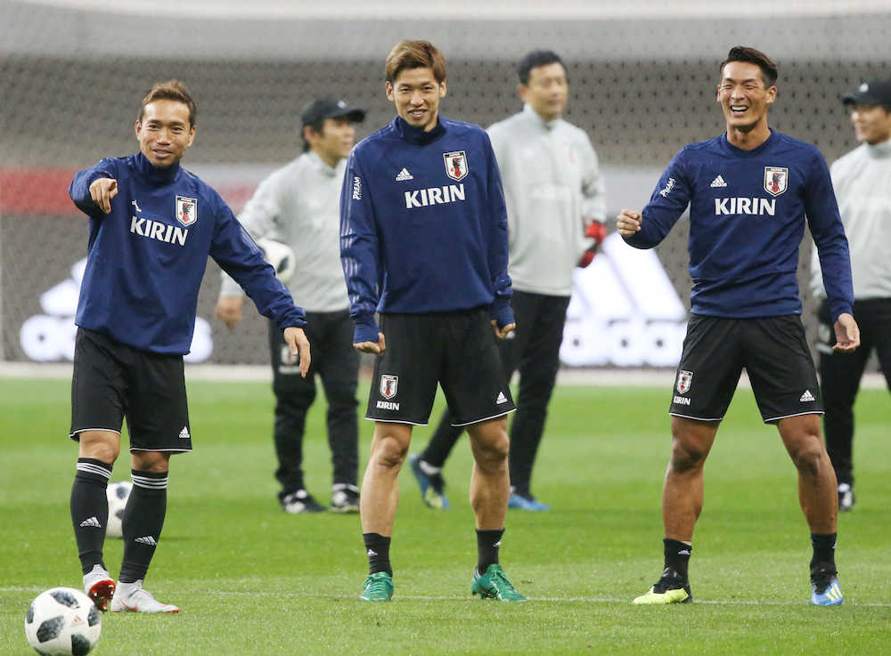 日本代表合宿で笑顔を見せる（左から）長友、大迫、槙野（撮影・西尾　大助）