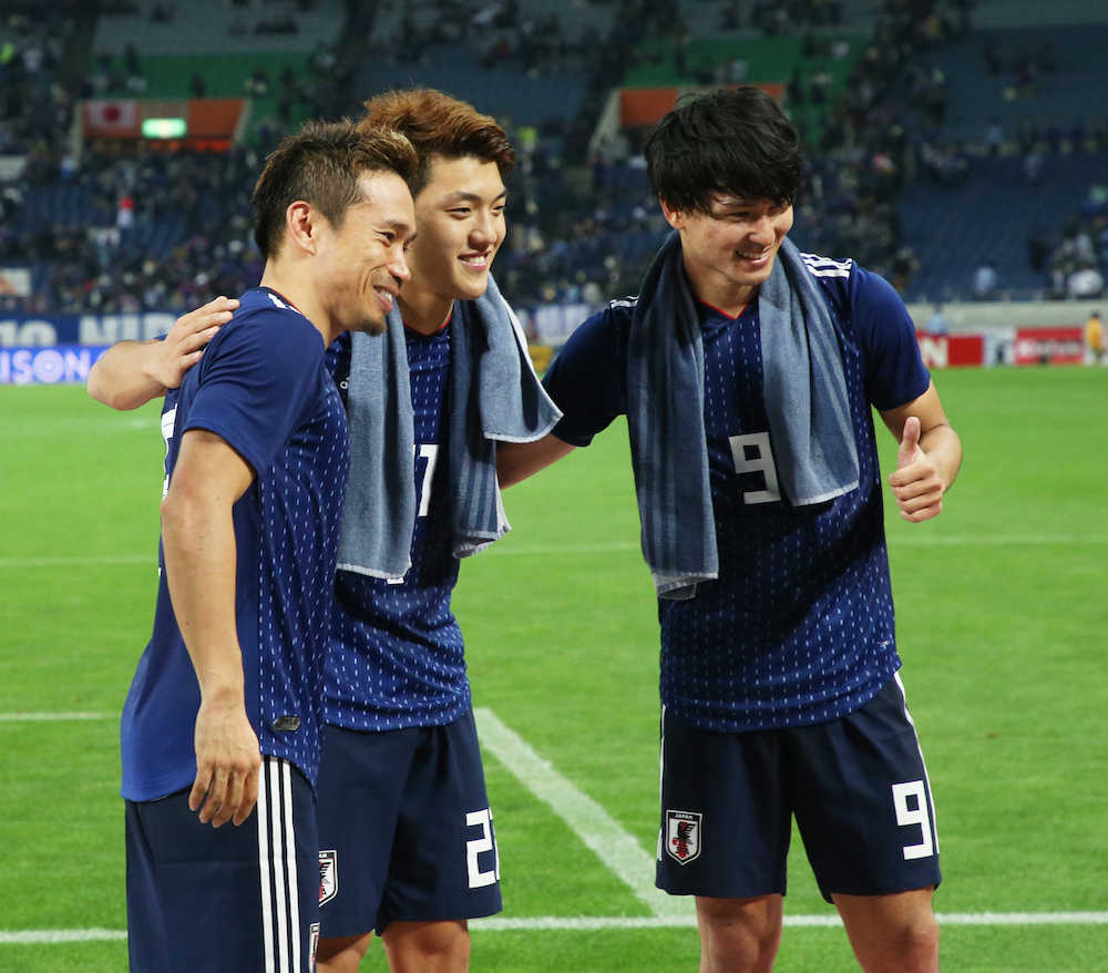 ＜日本・ウルグアイ＞試合終了後、笑顔の（左から）長友、堂安、南野（撮影・西海健太郎）