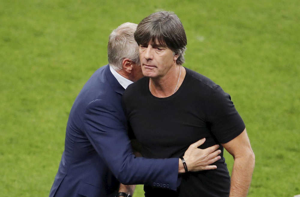 フランスに敗れ、厳しい表情を浮かべるドイツのレーウ監督