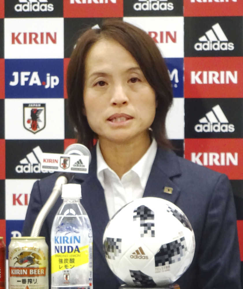 記者会見するサッカー女子日本代表の高倉監督