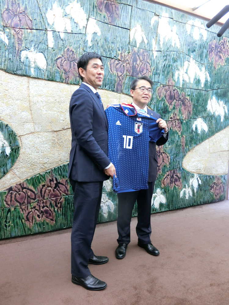 大村・愛知県知事に日本代表のユニホームをプレゼントする森保監督（左）
