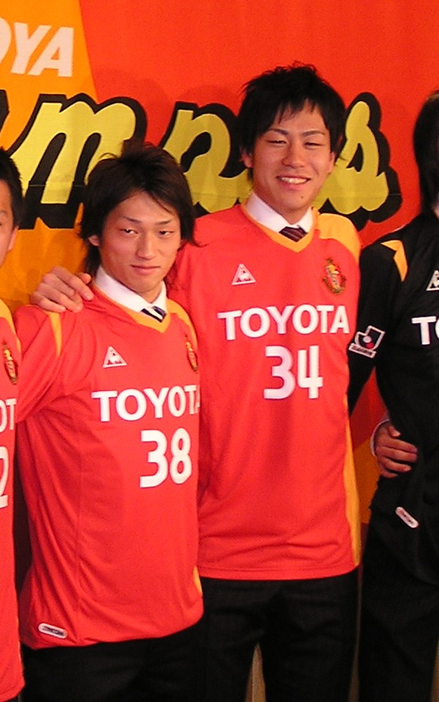 ０７年に名古屋のトップチームに昇格した新川さん（左）と吉田
