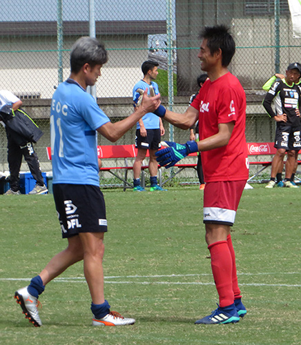 ９月の練習試合後、握手する横浜ＦＣ・三浦（左）と相模原・川口