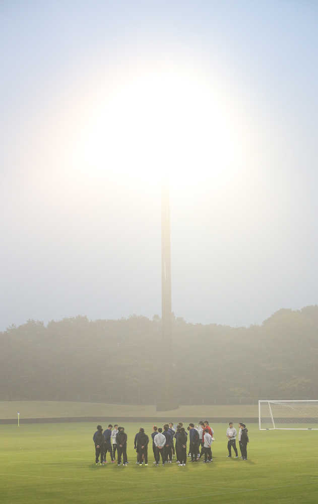 ＜サッカー日本代表練習＞霧の中、円陣を組むイレブン（撮影・西海健太郎）