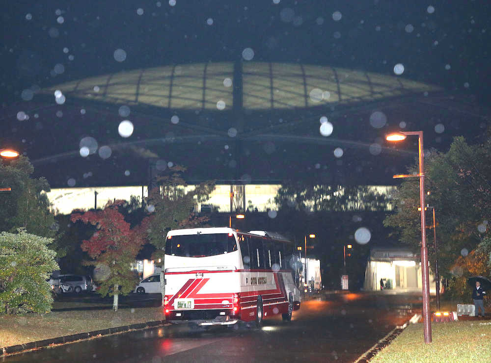 ＜日本・ベネズエラ＞スタジアムに到着した日本代表のバス（撮影・西海健太郎）