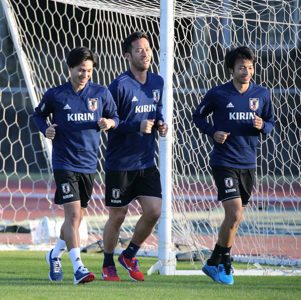 ＜サッカー日本代表練習＞笑顔でランニングする（左から）南野、吉田、柴崎（撮影・西海健太郎）