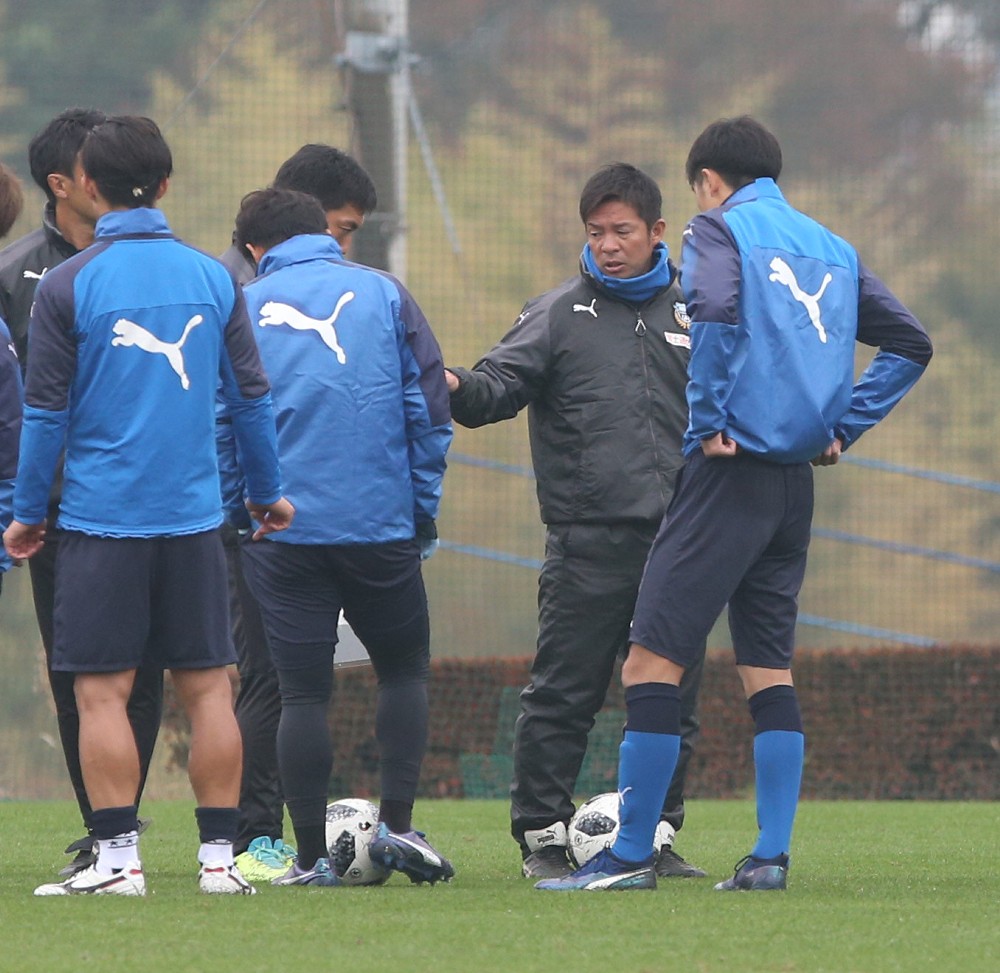 練習で選手に指示を出す川崎Ｆの鬼木監督（右から２人目）