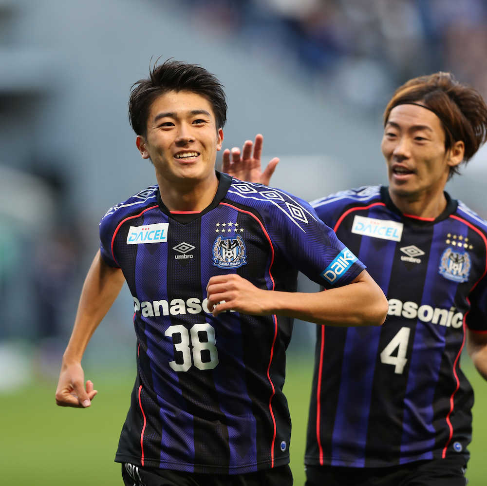 ＜Ｇ大阪・長崎＞後半７分、Ｇ大阪・中村（左）がゴールを決め、笑顔をみせる（右は藤春）