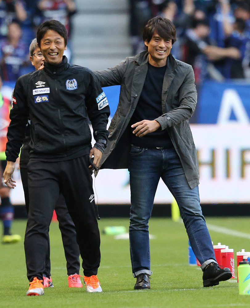低迷していたチームにシーズン途中から就任して、見事に立て直したＧ大阪の宮本恒靖監督（右）