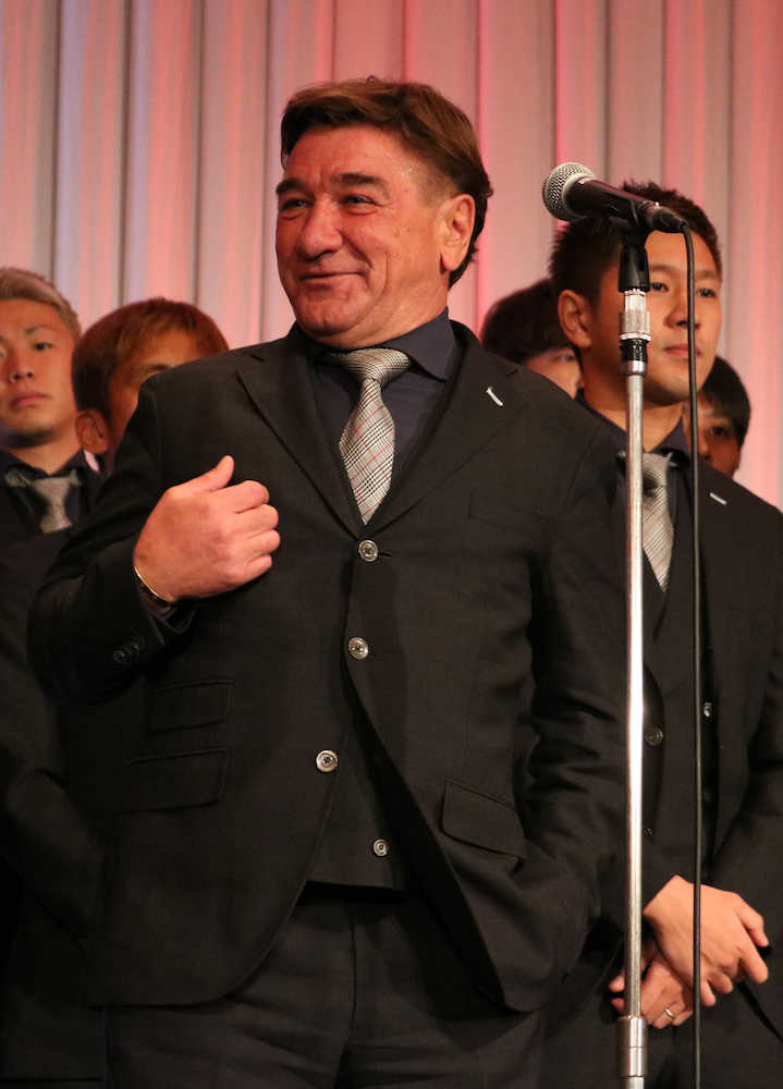 「感謝の集い」の壇上で笑顔を見せる札幌のペトロヴィッチ監督