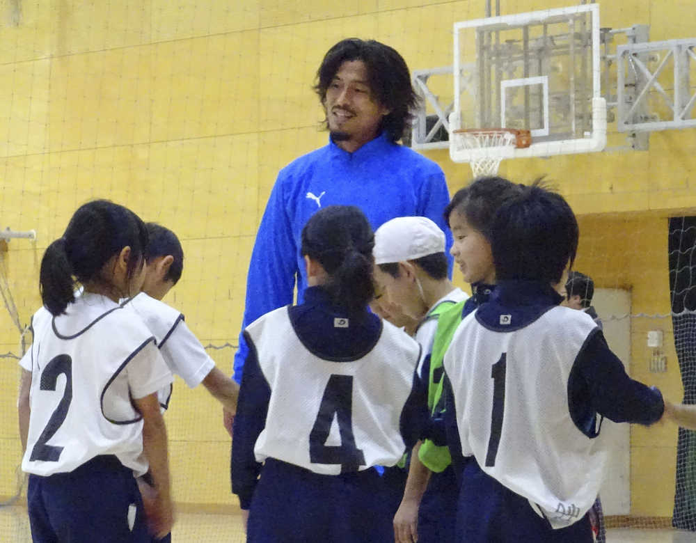 東京五輪・パラリンピック教育の一環でサッカー教室を実施したＪ１横浜Ｍの元日本代表ＤＦ中沢佑二