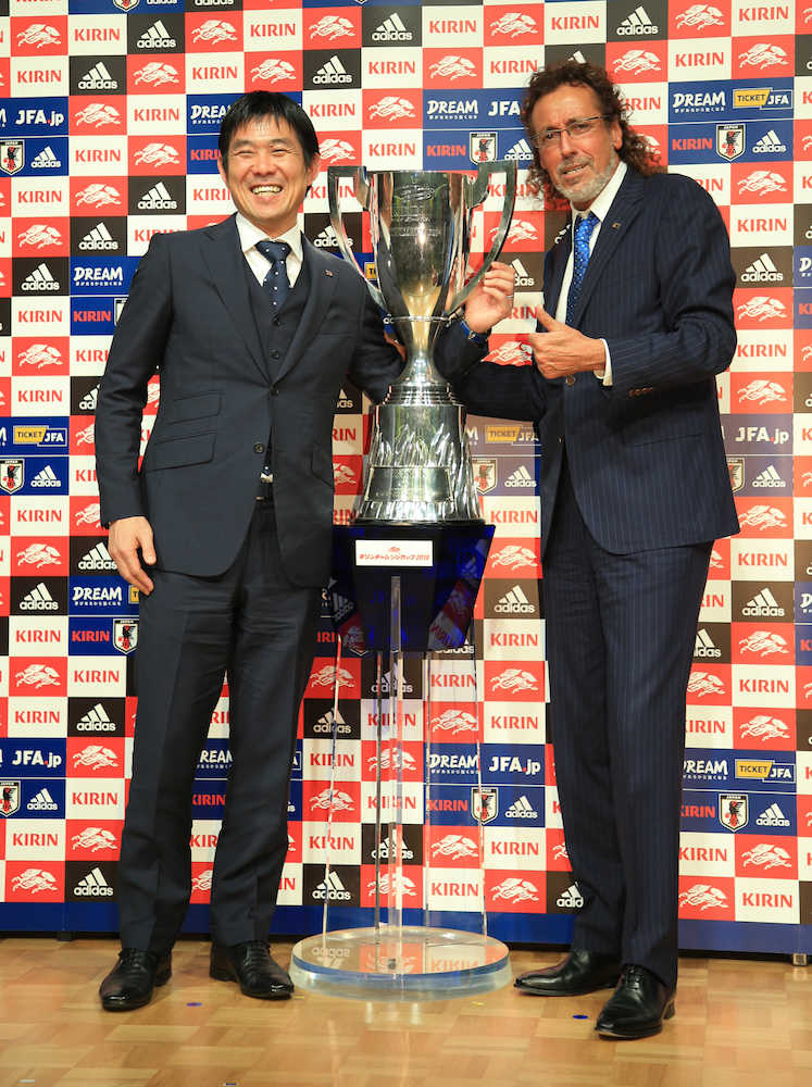 笑顔で撮影に応じる森保日本代表監督（左）とラモス瑠偉ビーチサッカー日本代表監督　（撮影・白鳥　佳樹）