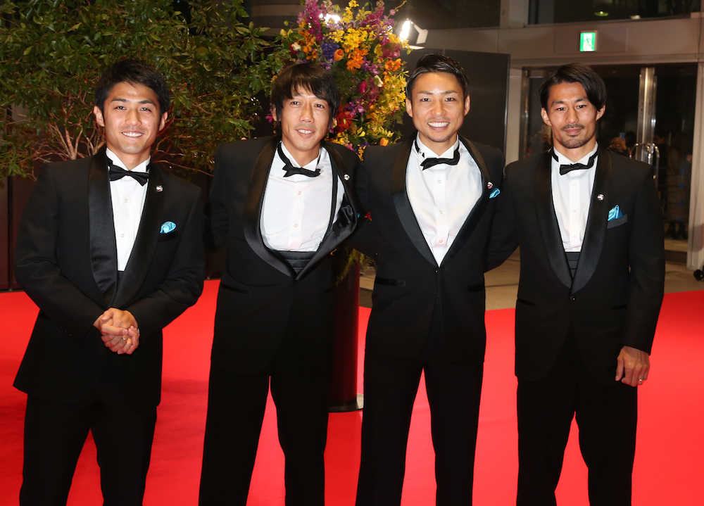 笑顔の（左から）川崎Ｆ・大島、中村、小林、家長（撮影・西海健太郎）