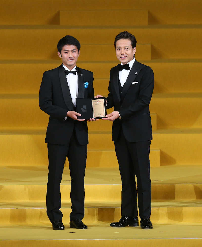 最優秀ゴール賞を受賞した川崎Ｆ・大島（左）（撮影・西海健太郎）