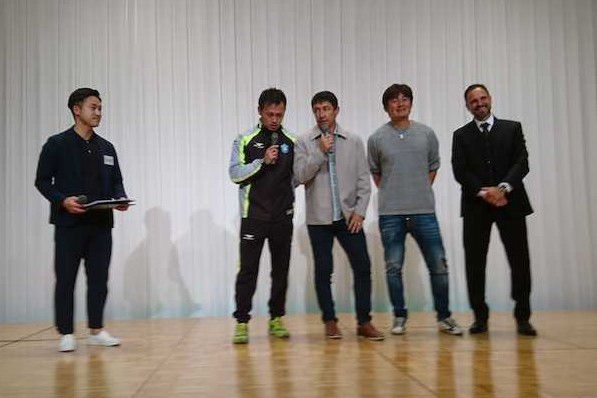 トークショーを行った（右から）呂比須氏、岩本氏、ベッチーニョ氏ら