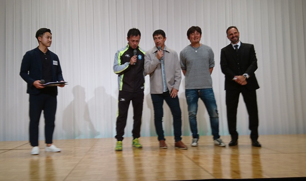 トークショーを行った湘南ＯＢの（右から）呂比須氏、岩本氏、ベッチーニョ氏