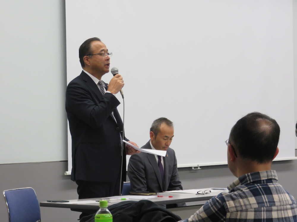 １８年シーズン総括説明会で話をする伊藤雅章新社長（左）と細川浩三事業本部長