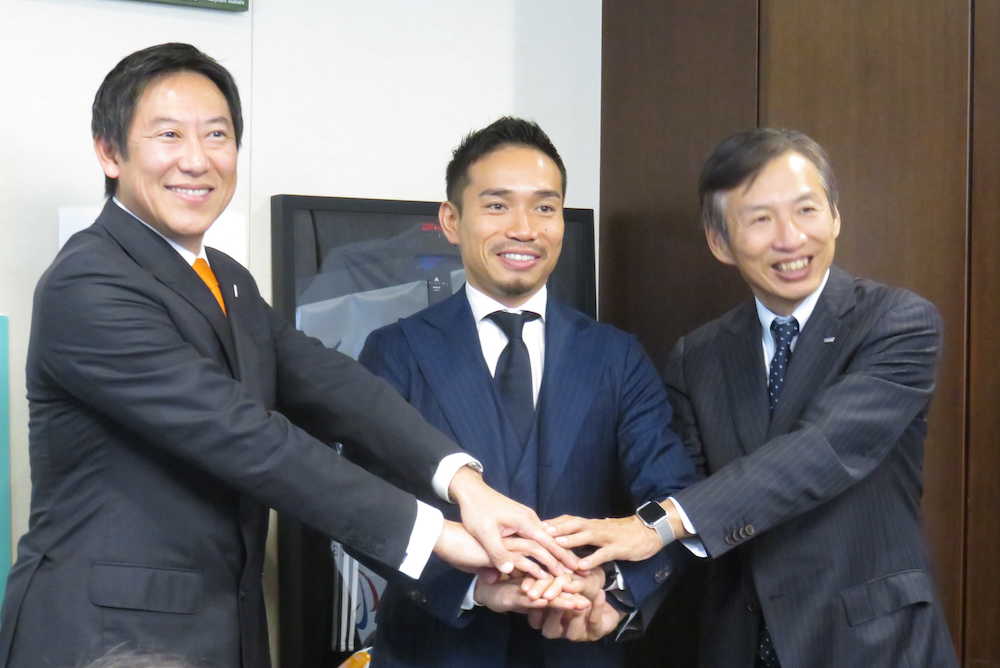 ロート製薬のＳＹＯに就任し、山田邦雄代表取締役会長兼社長（右）とともにスポーツ庁の鈴木大地長官（左）を表敬訪問した長友　　　　　　　　　　　　　　　　　　　　　　　　　　　　　　