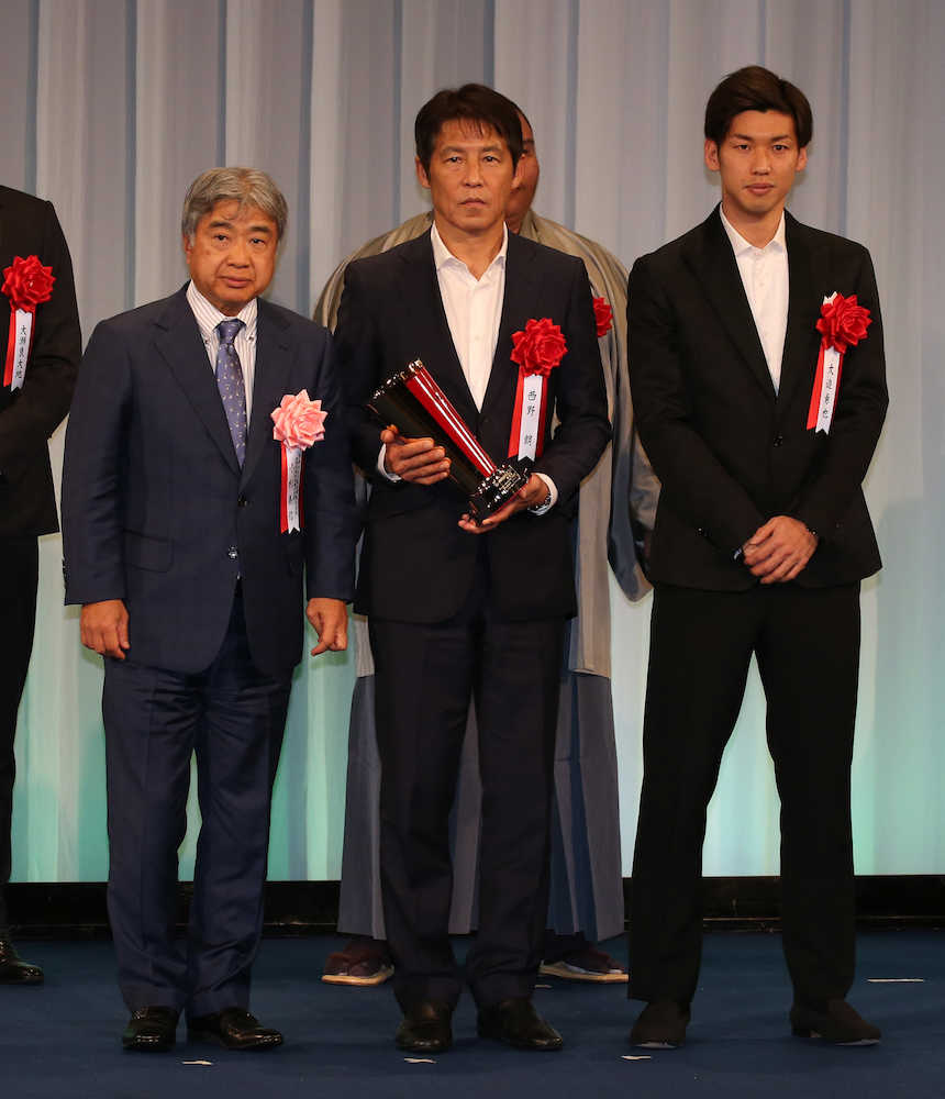 特別賞を受賞したサッカー日本代表の西野前監督（中）と大迫（右）（撮影・西海健太郎）