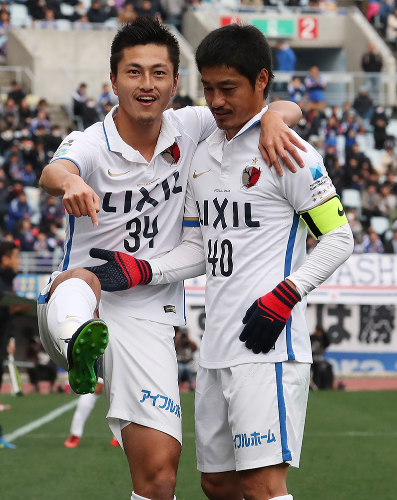 ２０１６年１２月２９日の天皇杯準決勝・横浜戦の後半、チーム２点目のゴールを決めてアピールする鈴木（左）と小笠原