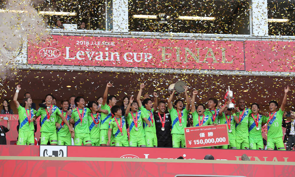 ルヴァン杯で優勝し歓喜する湘南イレブン