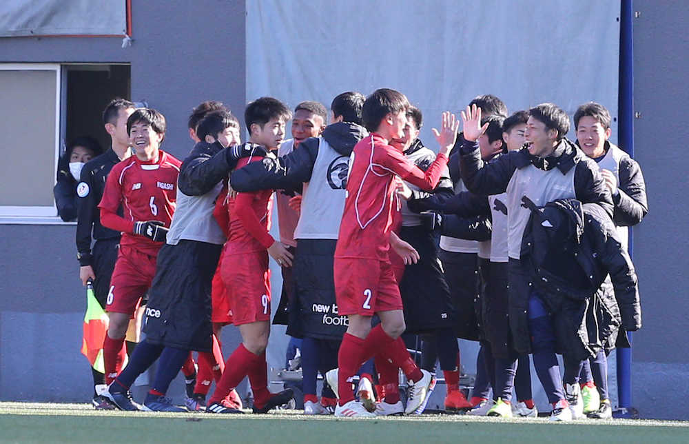 ＜浦和南・東福岡＞前半、東福岡・大森（左から３人目）はゴールを決め喜ぶ（撮影・西尾　大助）