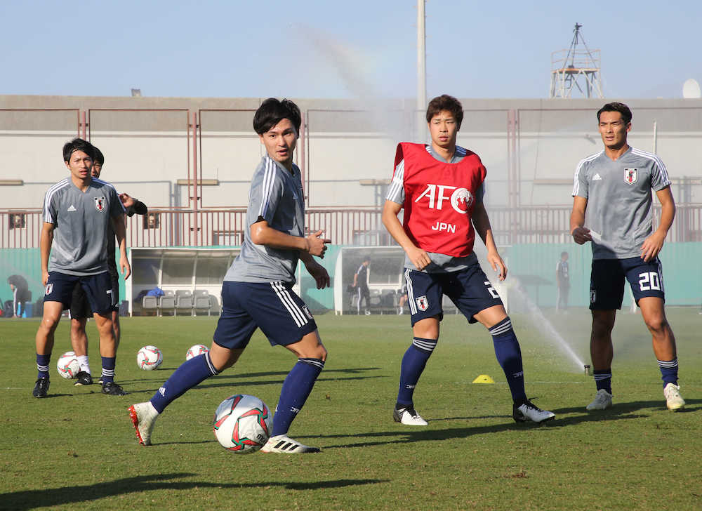 ＜日本代表練習＞試合に備えてアップをする（左から）柴崎、南野、三浦、槙野（撮影・篠原岳夫）