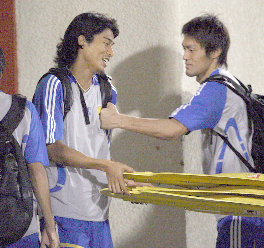 ２００９年当時の中沢（左）と楢崎