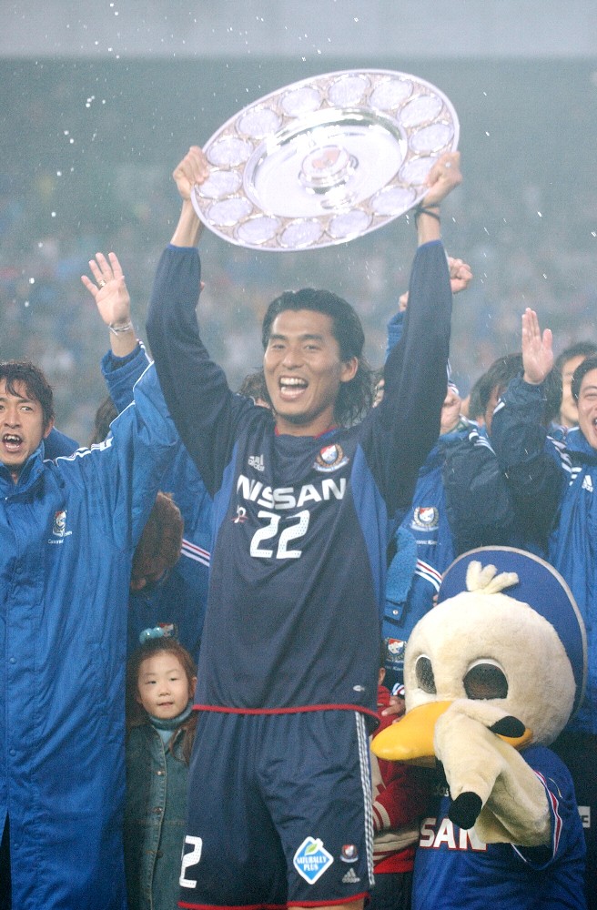 ０３年に横浜をＪ１年間王者に導き、笑顔でトロフィーを掲げる中沢