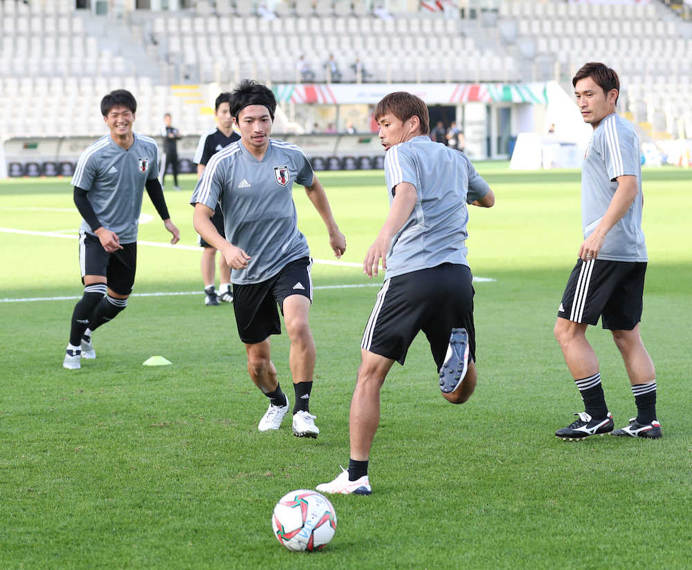 日本代表練習でボール回しをする（右から）青山、乾、柴崎、北川（撮影 