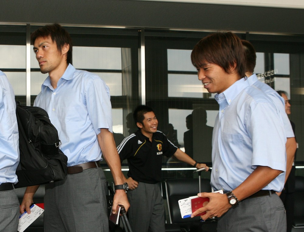 楢崎（左）とは１７年から２年間、名古屋でプレーした佐藤寿