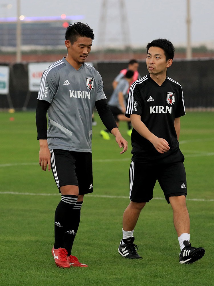 日本代表練習で３対２のメニュー中に負傷し足を引きずるＭＦ守田英正（左）