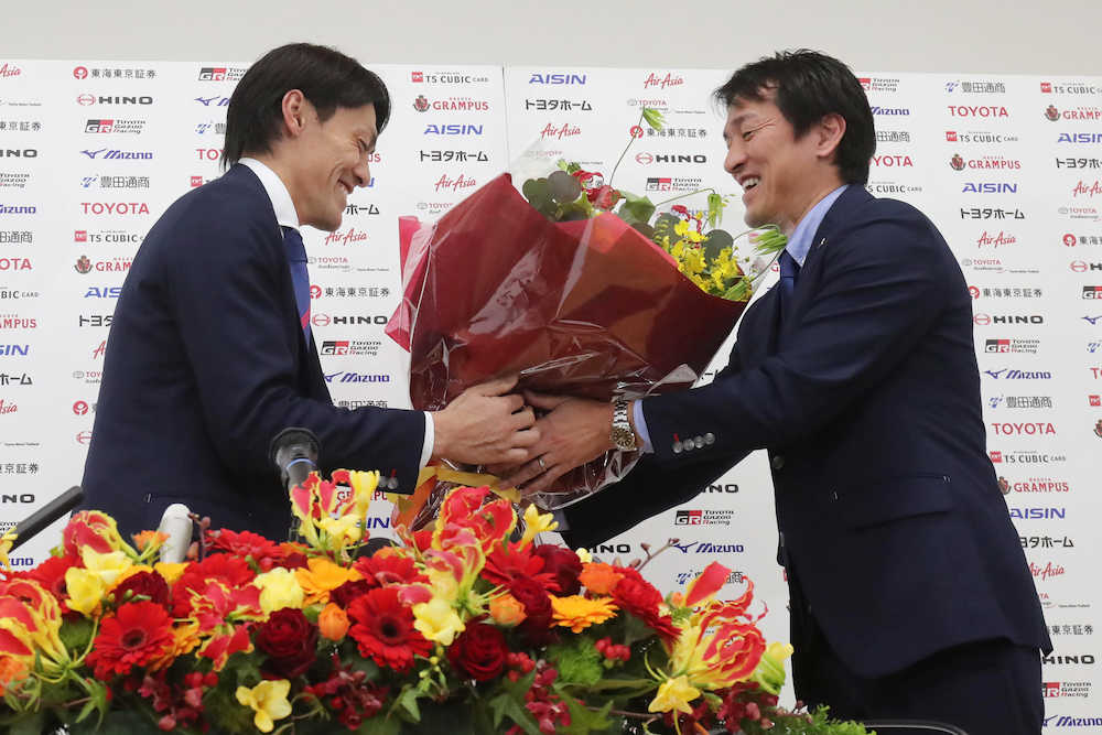 【画像・写真】楢崎、晴れやか引退会見　夢は“第二の楢崎”育成「ＧＫの土壌つくる」