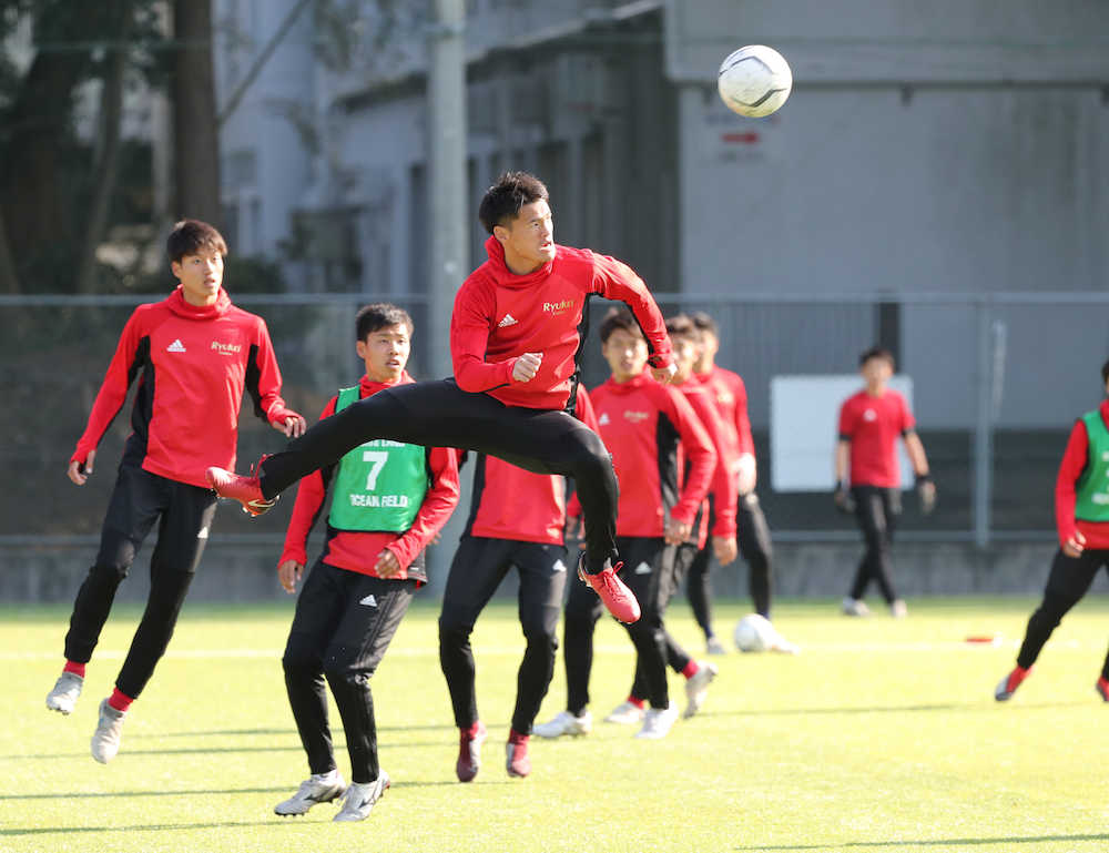 【画像・写真】流通経大柏ＤＦ関川　三国に空中戦勝つ！得意の頭で“Ｖ弾”誓う
