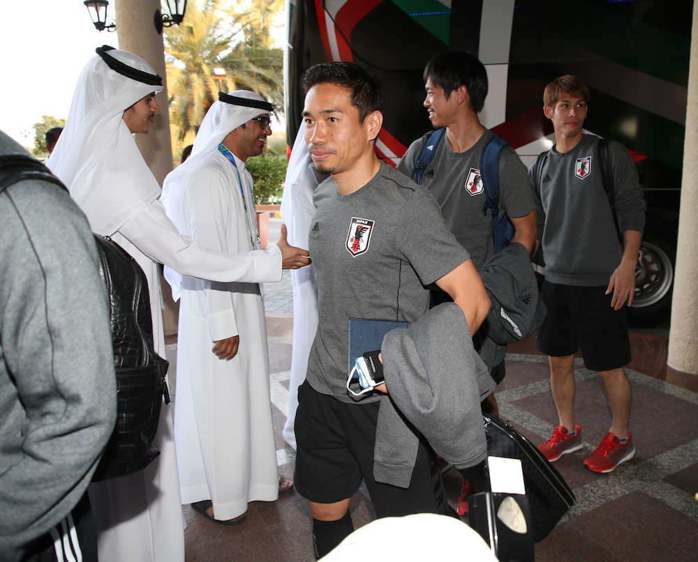 【画像・写真】長友“神の手”再び！北川に差し伸べる「話し合いたい」