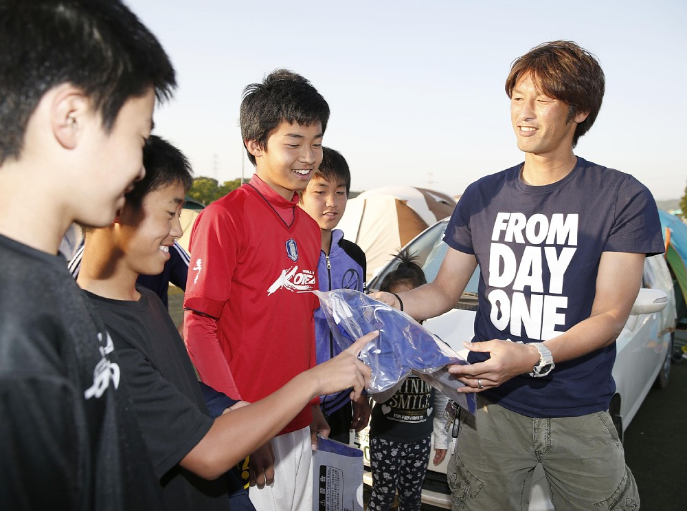 【画像・写真】元日本代表・巻が引退　０６年サプライズ選出でＷ杯　最後は故郷でピッチに別れ