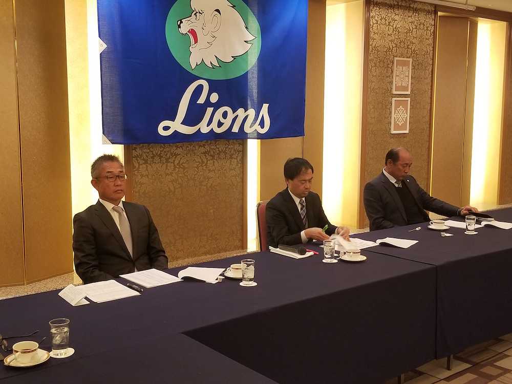 全体会議に出席した（左から）西武・辻監督、飯田球団本部長、渡辺ＧＭ