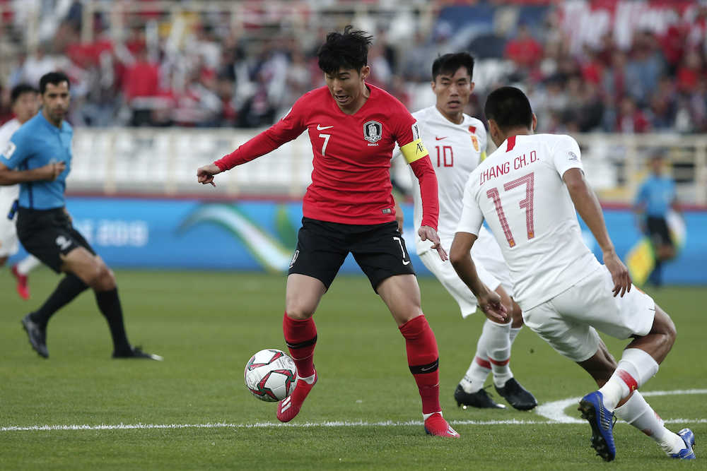 今大会初出場の韓国代表ＦＷソン・フンミン（左）。中国戦では２点に絡む活躍を見せた（ＡＰ）