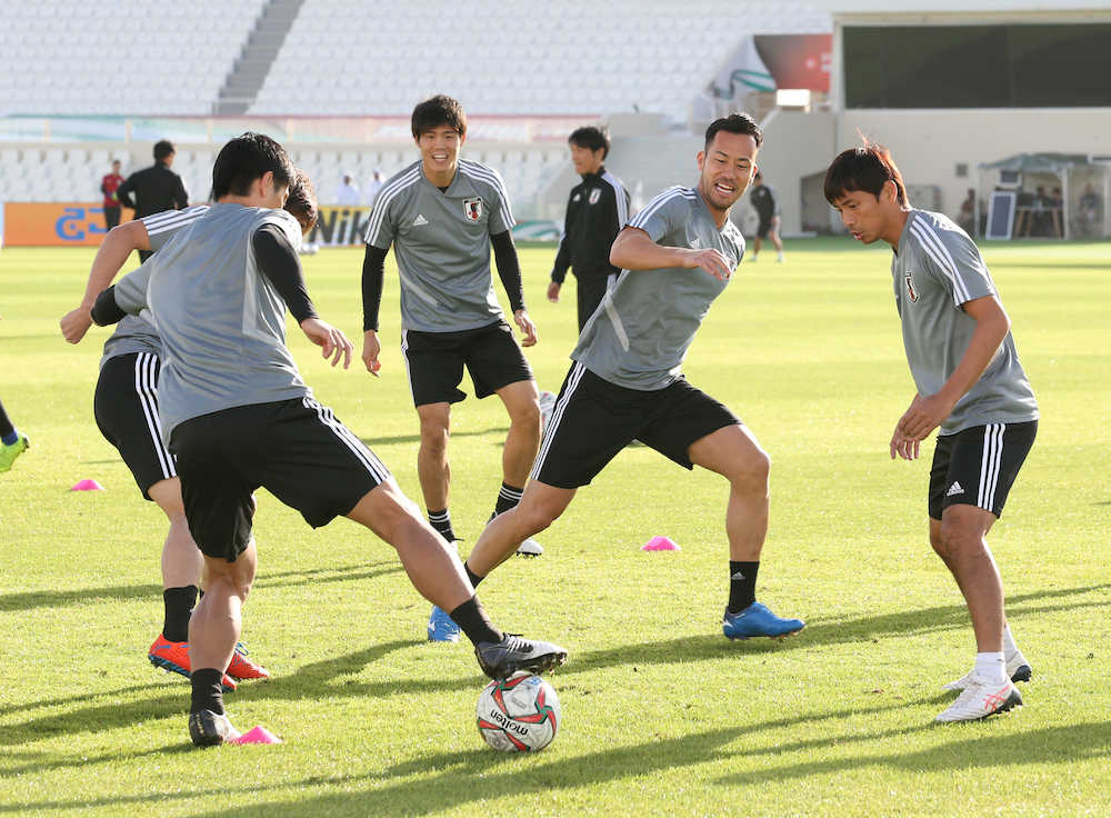 ＜日本代表練習＞軽快な動きでボール回しをする（右から）乾、吉田、冨安（撮影・小海途　良幹）