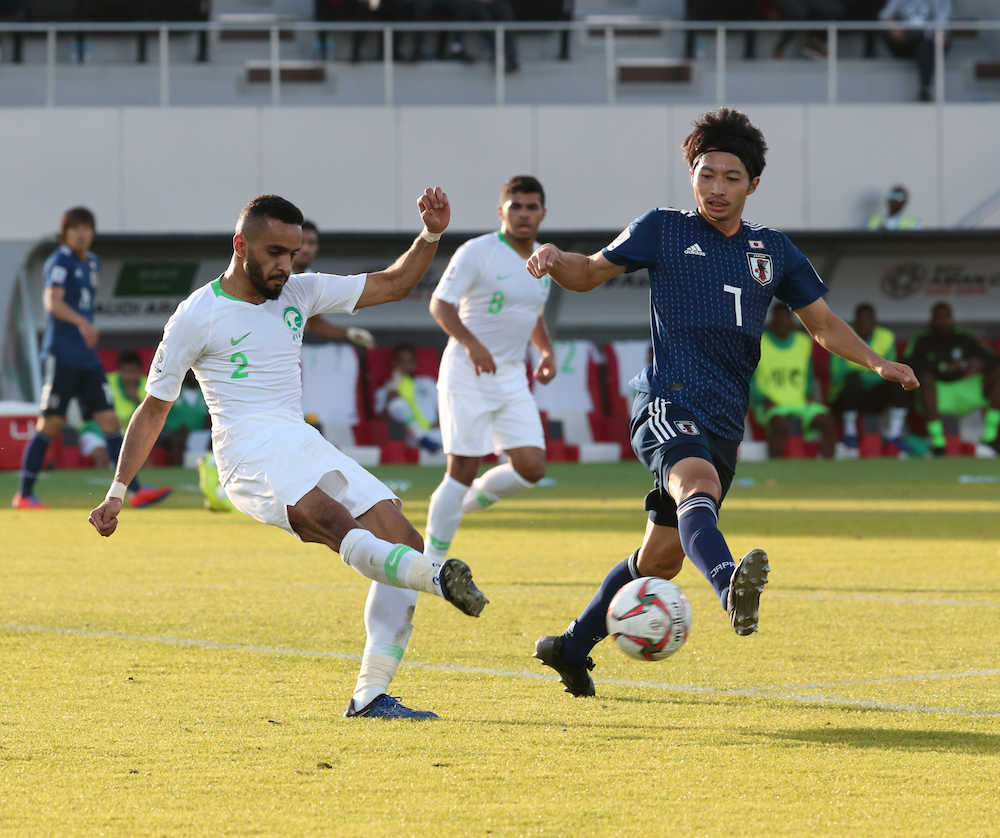 【画像・写真】＜日本・サウジアラビア＞後半、競り合う柴崎（右）（撮影・小海途　良幹）