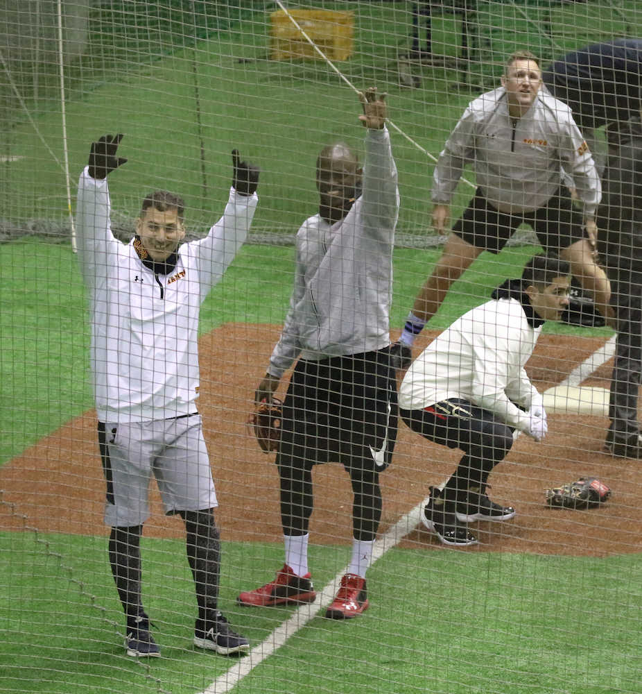 【画像・写真】＜巨人二軍合同自主トレ＞練習に臨むゲレーロ（左端）、マルティネス（左から２人目）、ビヤヌエバ（右端前）、クック（右端後）＝撮影・郡司　修