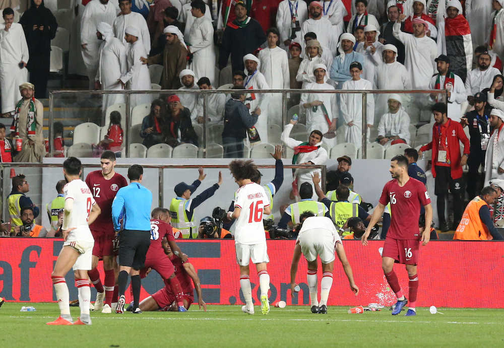 【画像・写真】カタールＶＳＵＡＥ　国交断絶で厳戒態勢　ピッチには怒りの跡