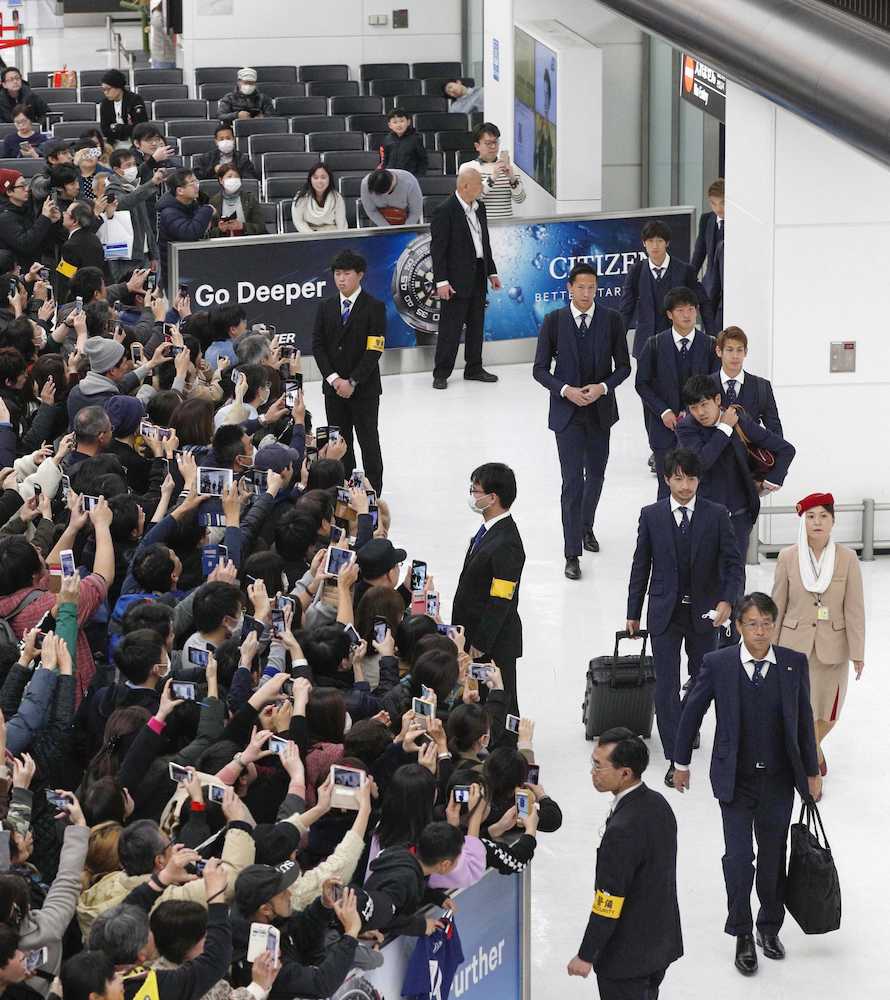 アジア杯から帰国し、サポーターの出迎えを受ける日本代表の選手ら（右側）