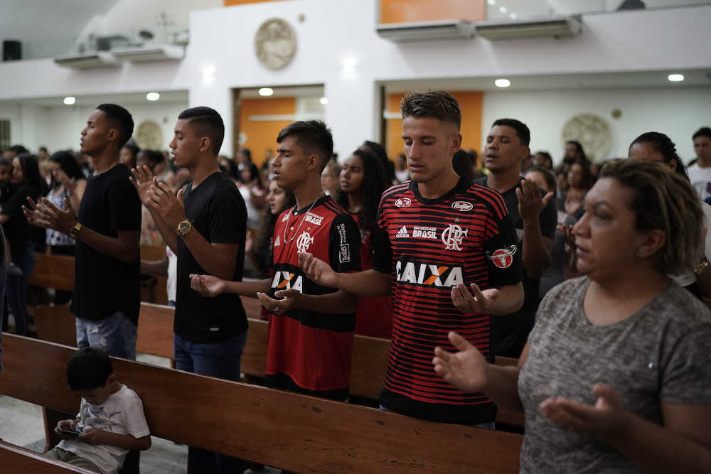追悼ミサで祈るフラメンゴのユース選手ら（ＡＰ）