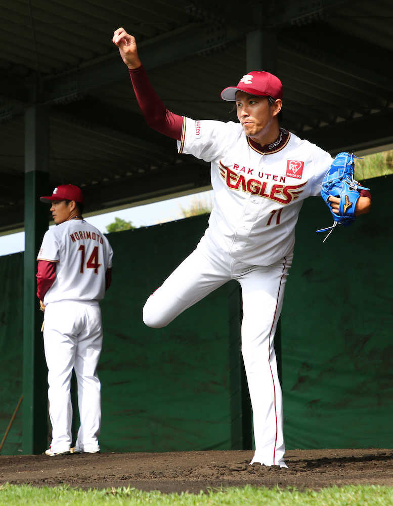 【画像・写真】＜楽天キャンプ＞ブルペンで則本昂（左）と並んで投球する岸（撮影・三島　英忠）