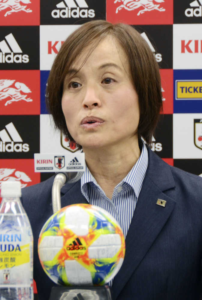 　記者会見するサッカー女子日本代表の高倉麻子監督（共同）