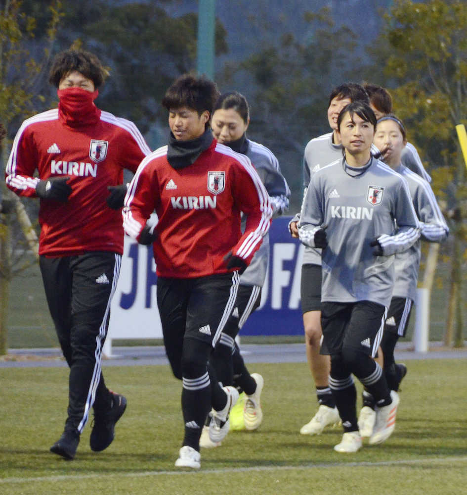 米国遠征に向けた合宿で、体を動かす鮫島（右手前）らサッカー女子日本代表
