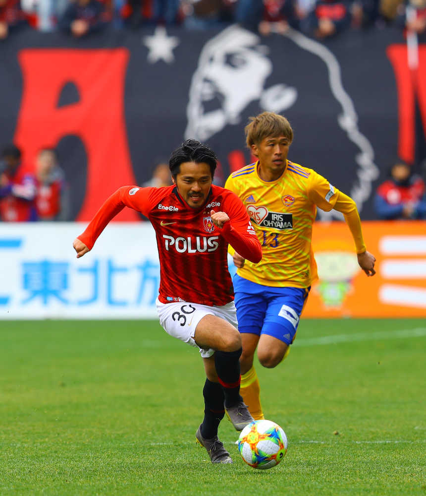 仙台 浦和 前半 平岡と競りながら攻め上がる浦和 興梠 撮影 白鳥 佳樹 スポニチ Sponichi Annex サッカー